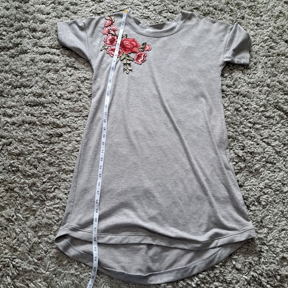 Potters pot | Grey t shirt dress with beautiful embroidered rose flowers - Picture 7 of 11
